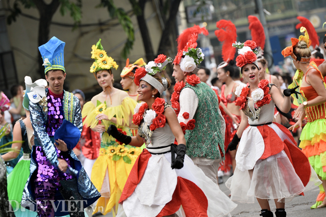 anh: le hoi duong pho nhieu mau sac tren pho di bo ho guom hinh anh 10