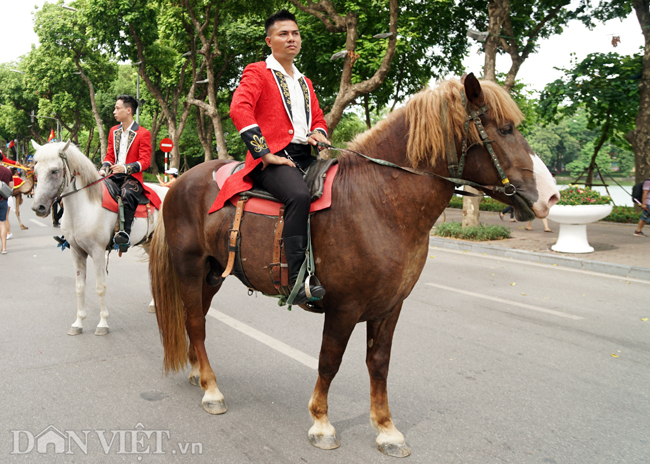 anh: le hoi duong pho nhieu mau sac tren pho di bo ho guom hinh anh 12