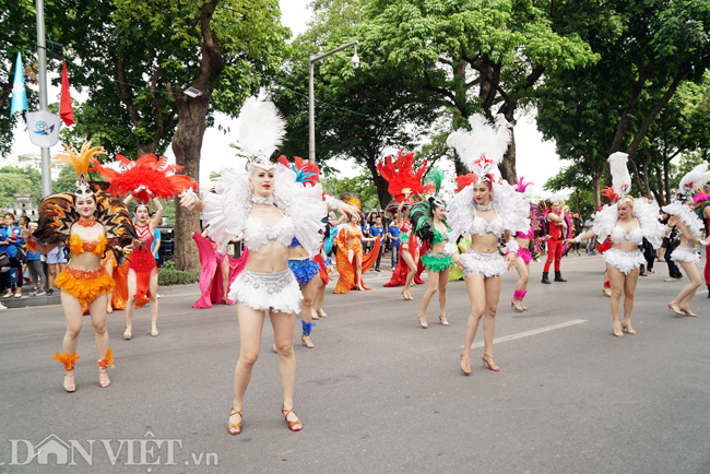 anh: le hoi duong pho nhieu mau sac tren pho di bo ho guom hinh anh 3