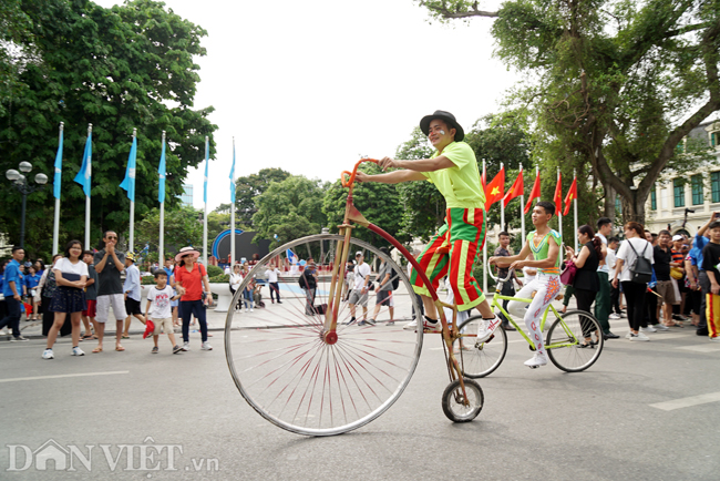 anh: le hoi duong pho nhieu mau sac tren pho di bo ho guom hinh anh 5