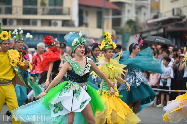 anh: le hoi duong pho nhieu mau sac tren pho di bo ho guom hinh anh 8