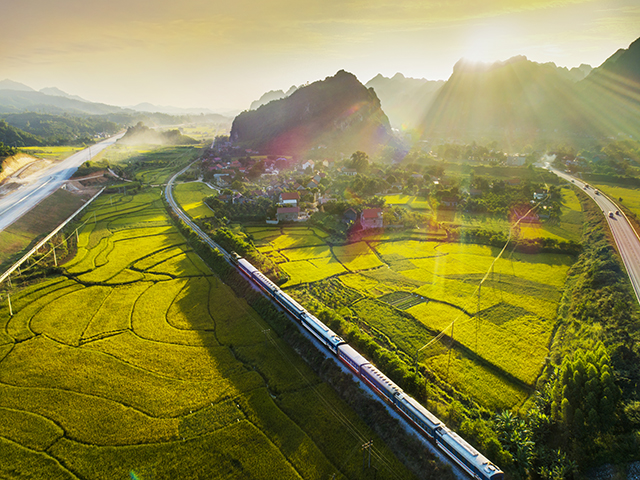 Đường sắt Thống nhất - một điểm đến huyền thoại đang chờ đón bạn! Với hệ thống đường ray tiện lợi, bạn có thể dễ dàng di chuyển đến bất cứ đâu mình muốn và chiêm ngưỡng cảnh đẹp đầy hoang sơ, tự nhiên của Việt Nam.