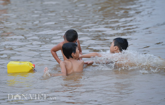 bai tam tu phat duoi chan cau bien song hong thanh 