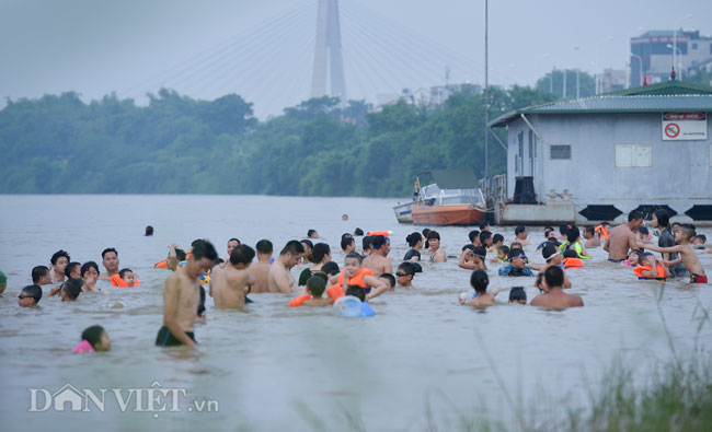 bai tam tu phat duoi chan cau bien song hong thanh 