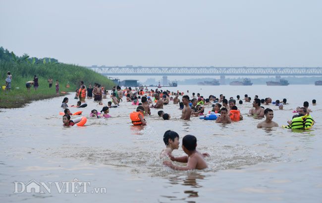 bai tam tu phat duoi chan cau bien song hong thanh 