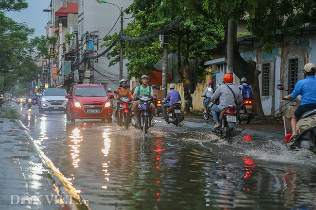 anh: la lung con duong o ha noi troi khong mua van ngap nhu song hinh anh 1