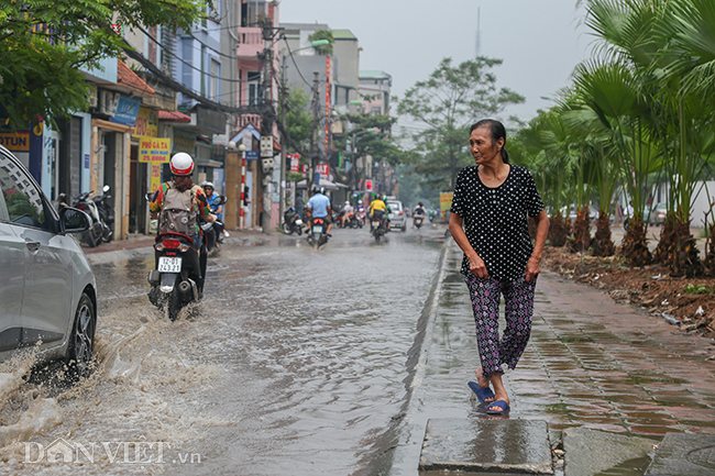 anh: la lung con duong o ha noi troi khong mua van ngap nhu song hinh anh 10