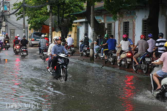 anh: la lung con duong o ha noi troi khong mua van ngap nhu song hinh anh 13