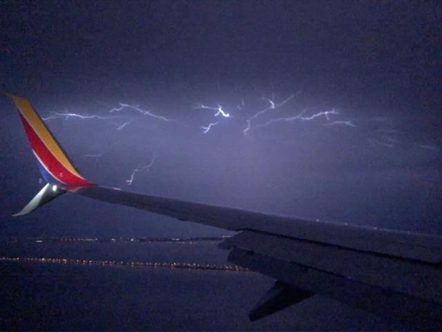 Tia sét xé toạc bầu trời khiến hành khách trong máy bay khiếp vía