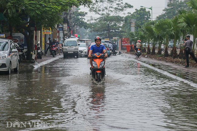 anh: la lung con duong o ha noi troi khong mua van ngap nhu song hinh anh 3