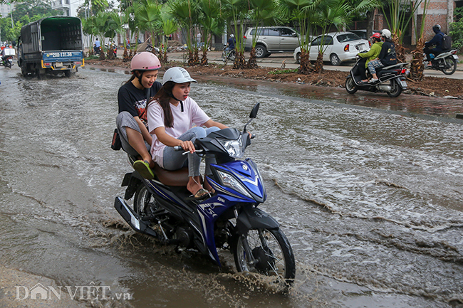 anh: la lung con duong o ha noi troi khong mua van ngap nhu song hinh anh 4