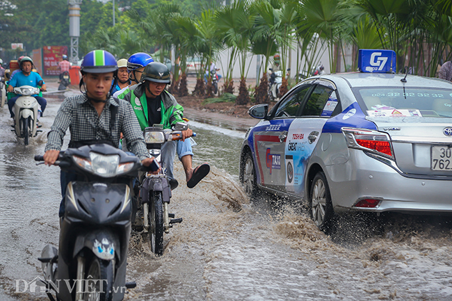 anh: la lung con duong o ha noi troi khong mua van ngap nhu song hinh anh 5