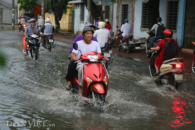 anh: la lung con duong o ha noi troi khong mua van ngap nhu song hinh anh 2