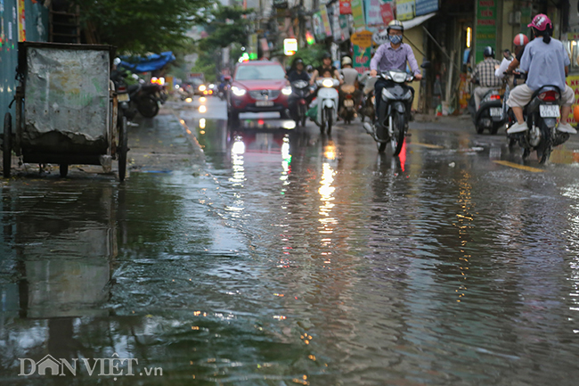 anh: la lung con duong o ha noi troi khong mua van ngap nhu song hinh anh 8