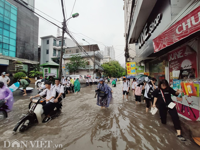 nhieu tuyen duong ha noi ngap nang vao gio tan tam sau con mua lon hinh anh 1