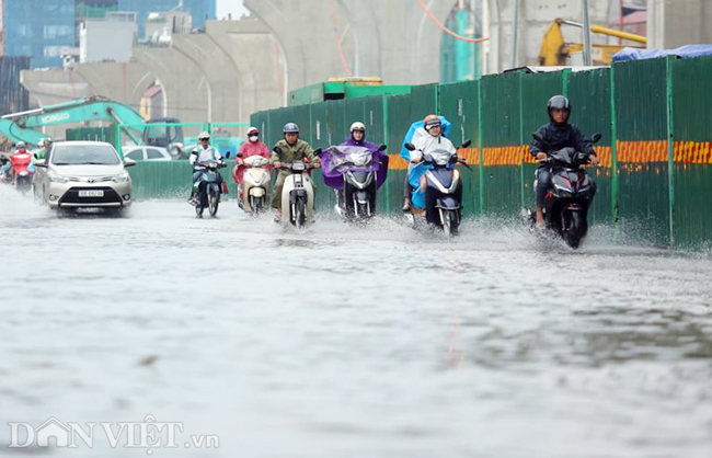 nhieu tuyen duong ha noi ngap nang vao gio tan tam sau con mua lon hinh anh 6