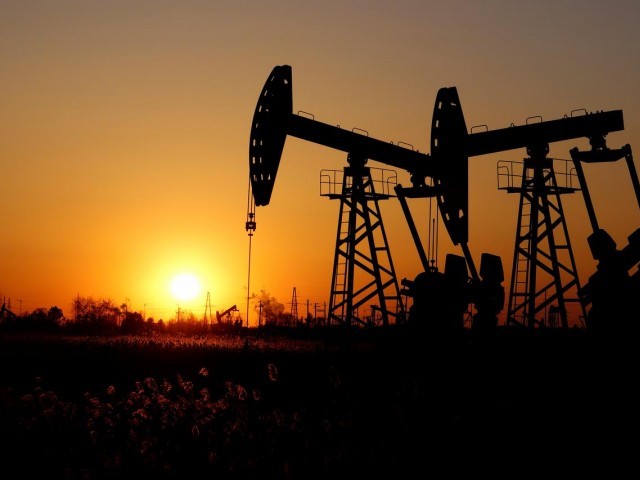 Giá xăng dầu tăng cao ngay khi Cục dữ trữ liên bang họp điều chỉnh lãi suất