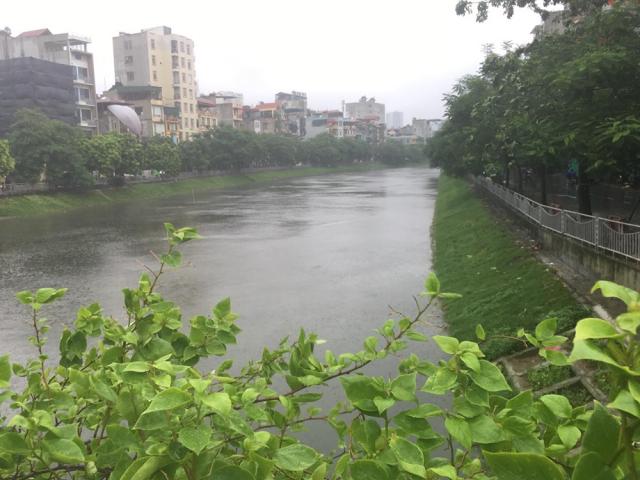 Sông Tô Lịch thay đổi bất ngờ sau bão số 3, người dân Thủ đô ngỡ ngàng