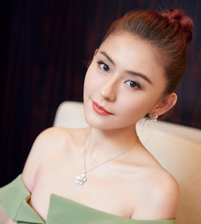 nhung nguoi dep bi chi trich vi mac phan cam o san bay hinh anh 5