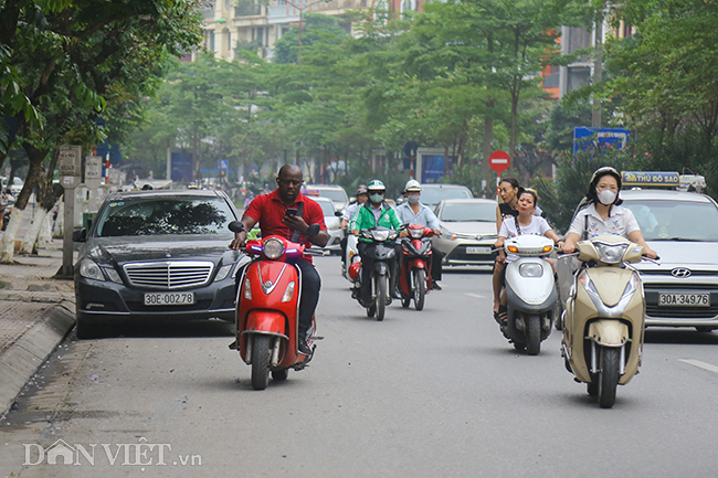 khach tay vi pham giao thong tren nhieu tuyen pho o ha noi hinh anh 1