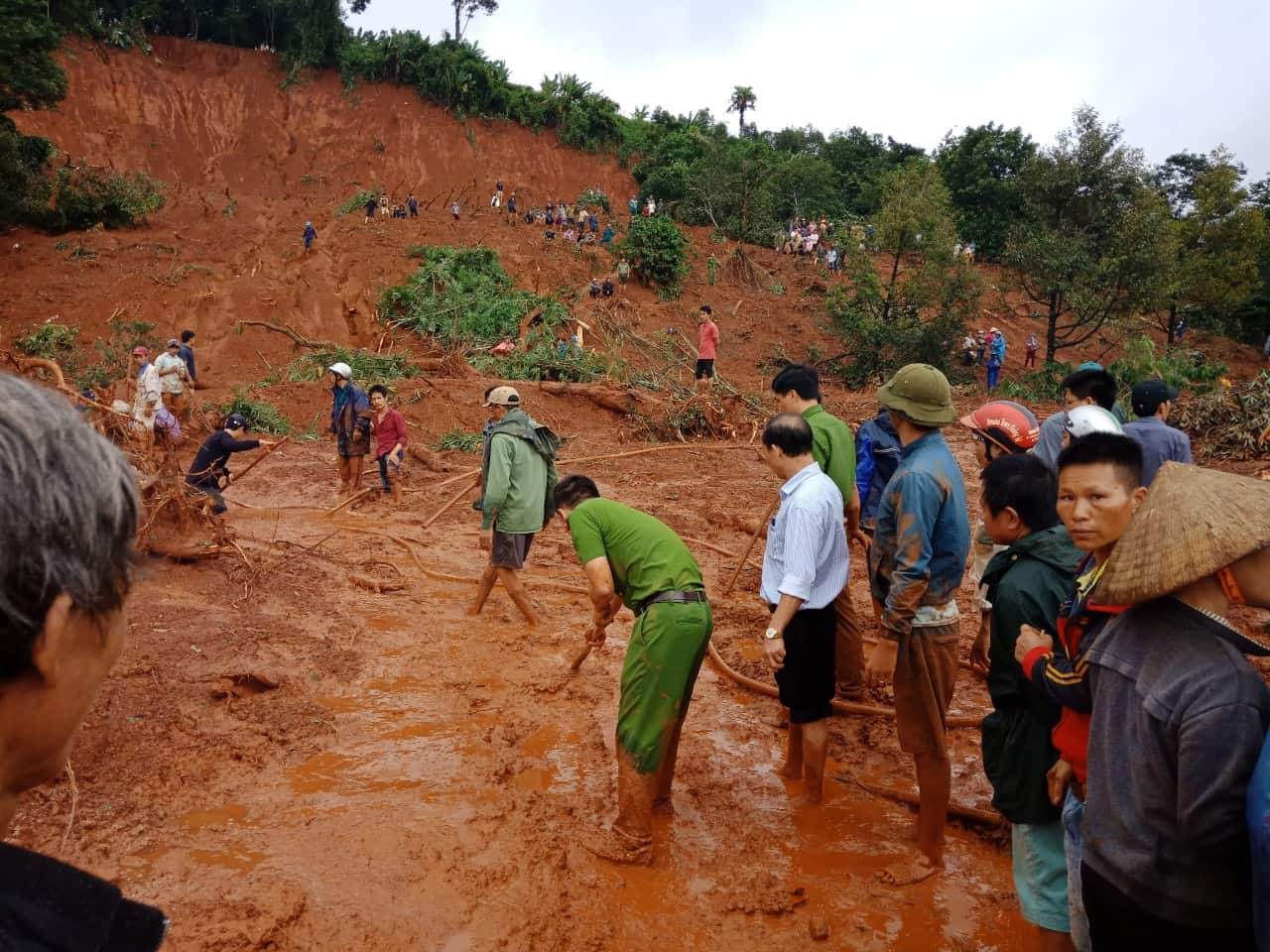 Điều gì sẽ xảy ra với một thành phố khi khu đất lớn nhất của nó bị đổ sập? Xem hình ảnh quả đồi sạt lở đầy kinh hoàng này để hiểu thêm về những giáo lý và các cuộc tranh luận xung quanh việc ứng phó với sự kiện này. Ngoài ra, hình ảnh còn mang đến cơ hội để ta bày tỏ sự lo lắng và trăn trở.