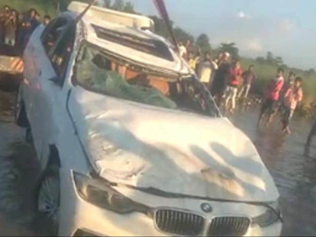 Được bố tặng BMW đời 3, quý tử Ấn Độ tức giận lao thẳng xe xuống kênh