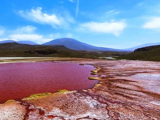 Bí ẩn ”vùng đất bị nguyền rủa”, hồ đỏ như máu, nước nóng tới 50 độ C