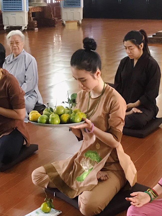 phi thanh van, mai phuong thuy di cung to nghe: nguoi duoc khen, ke bi chi trich hinh anh 10