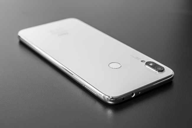 Xiaomi Redmi Note 7 màu trắng là chiếc điện thoại thông minh với màu sắc trẻ trung và sang trọng. Hãy cùng ngắm nhìn bức ảnh chi tiết của sản phẩm này để biết thêm về cấu hình và tính năng của nó.