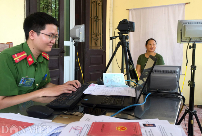 anh: nu cong an ha noi phuc vu nguoi dan ngay 