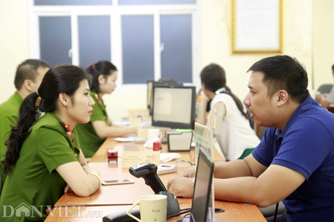 anh: nu cong an ha noi phuc vu nguoi dan ngay 