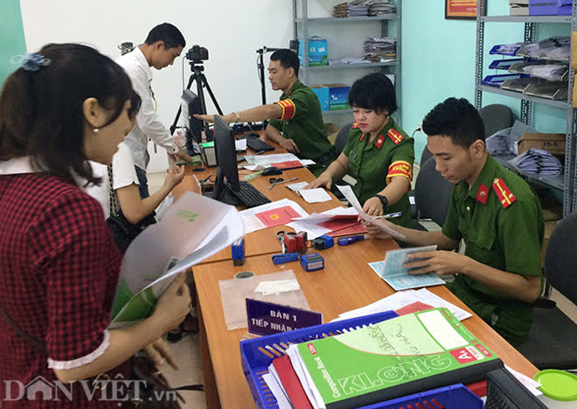 anh: nu cong an ha noi phuc vu nguoi dan ngay 