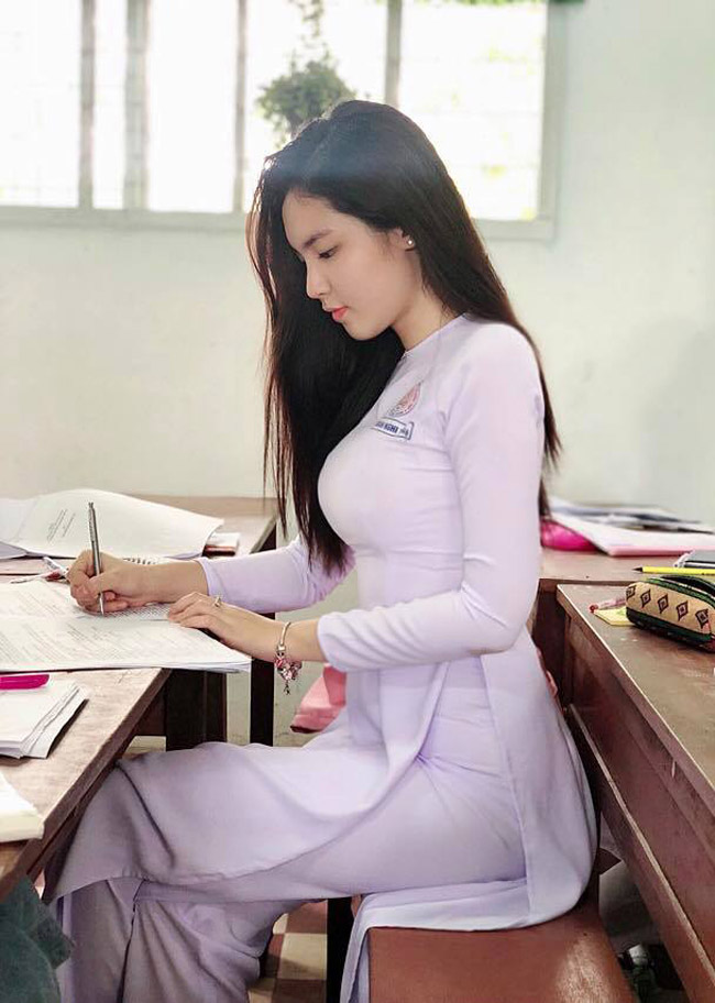 nhan sac thuc cua nu sinh chi mac ao dai cung 