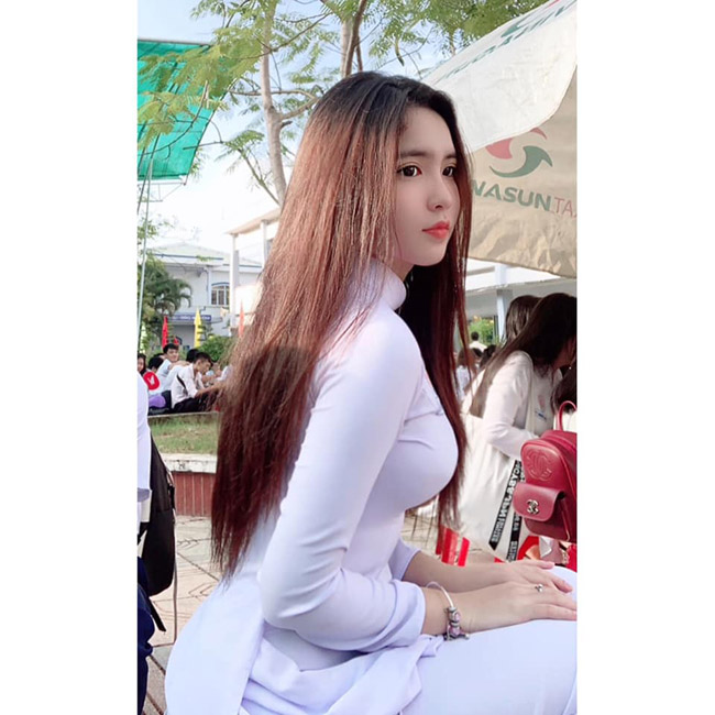 nhan sac thuc cua nu sinh chi mac ao dai cung 