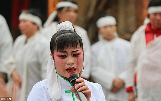 la doi: mac ao trang, khoc vat va het co... kiem gan chuc trieu tuong dua hinh anh 4