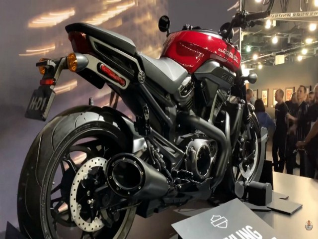 Harley-Davidson Streetfighter 975 lộ diện, chiến quỷ đỏ Ducati Monster