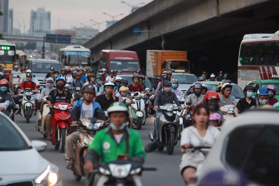 Kẹt xe kéo dài từ miền Tây lên TP Hồ Chí Minh  Báo Công an Nhân dân điện tử