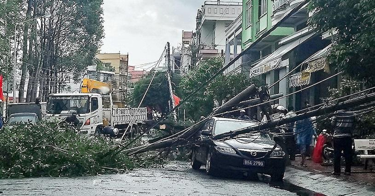 Cột điện gãy đè trúng xe đưa đón Bí thư Thành ủy