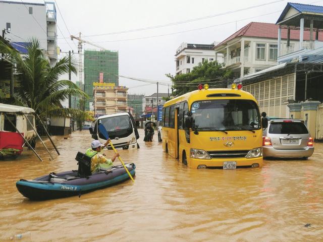 Được Trung Quốc đổ núi tiền khổng lồ, thành phố Campuchia ngập nặng?