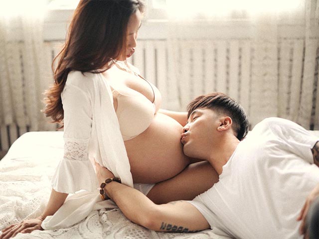 Vợ siêu mẫu của Ưng Hoàng Phúc sexy bên chồng dù bụng bầu vượt mặt