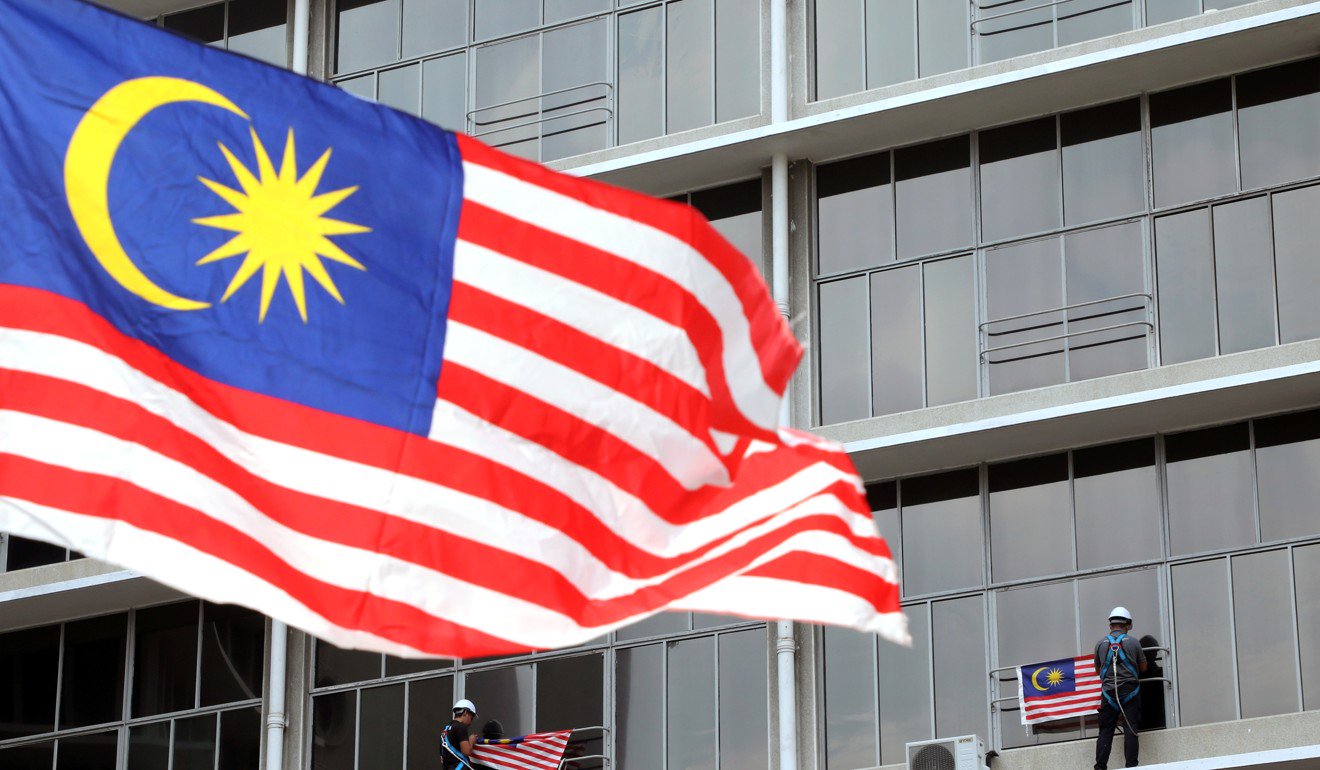 Quyền công dân Malaysia cho người Trung Quốc: Tại Malaysia, đang có chính sách mới về quyền công dân cho người Trung Quốc. Các công dân Trung Quốc sẽ được phép nộp đơn xin quyền công dân Malaysia một cách dễ dàng, giúp cho việc kinh doanh và định cư tại đây trở nên dễ dàng hơn bao giờ hết. Hãy xem hình ảnh liên quan để cùng khám phá những cơ hội mới tại Malaysia.
