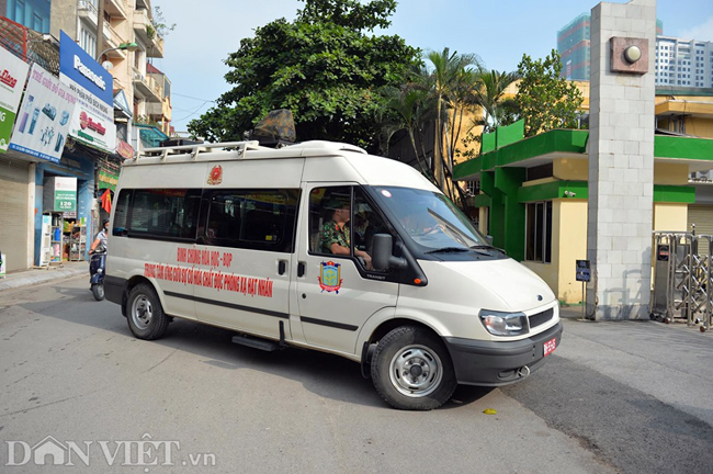 anh: binh chung hoa hoc bat dau tay doc kho xuong rang dong hinh anh 1