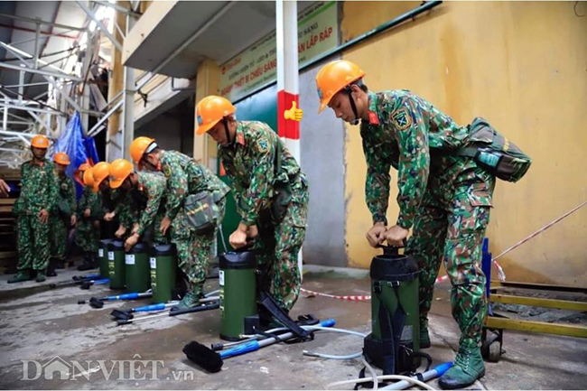 anh: binh chung hoa hoc bat dau tay doc kho xuong rang dong hinh anh 11