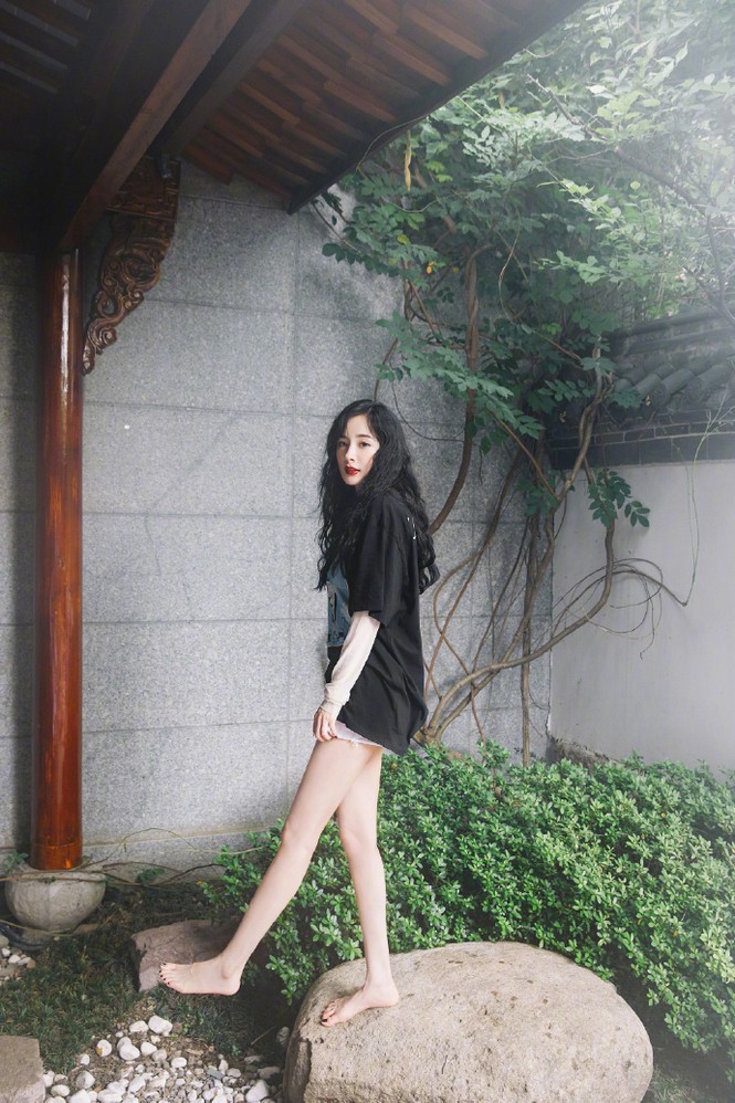 Dương Mịch là một trong những người mẫu gầy nhất của làng thời trang, nhưng vẫn rất xinh đẹp và quyến rũ. Hãy thưởng thức những bức ảnh chân dài và thon gọn của cô ấy để cảm nhận sự tuyệt vời đó.