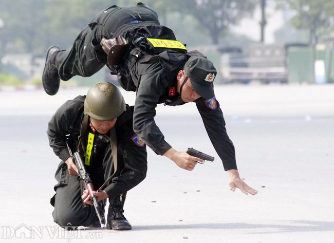 man nhan voi man trinh dien vo thuat, chong khung bo cua ca ha noi hinh anh 11