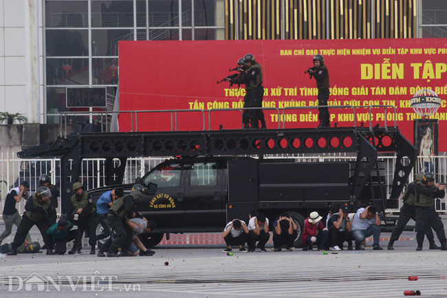 man nhan voi man trinh dien vo thuat, chong khung bo cua ca ha noi hinh anh 12