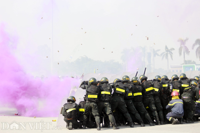 man nhan voi man trinh dien vo thuat, chong khung bo cua ca ha noi hinh anh 4