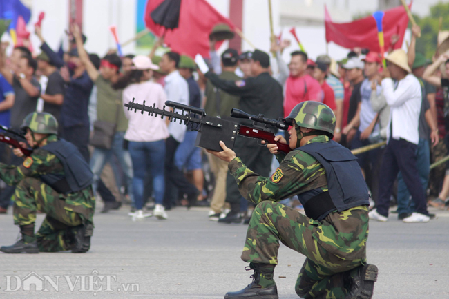 man nhan voi man trinh dien vo thuat, chong khung bo cua ca ha noi hinh anh 6