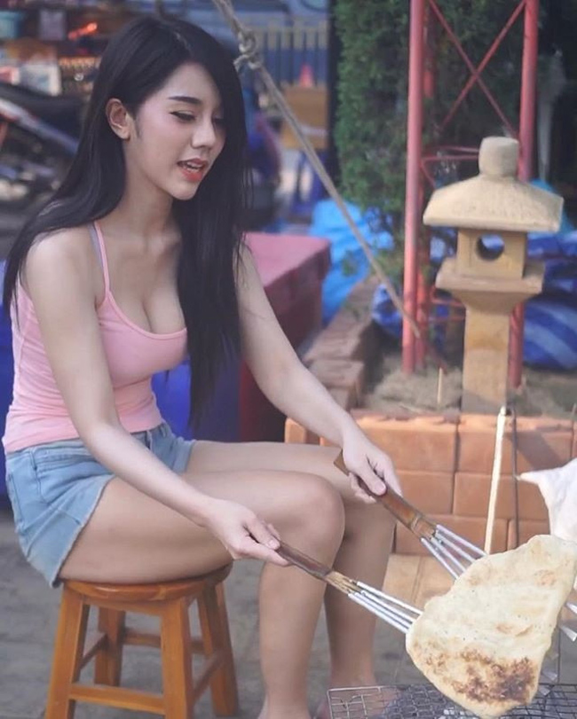 chi ban banh nuong ven duong, co gai cung noi tieng vi qua nong bong hinh anh 2