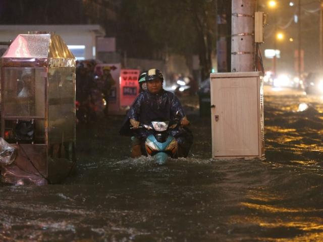 Đường Sài Gòn như ”bể bơi” sau trận mưa lớn, dân gồng mình trở về nhà ngày cuối tuần